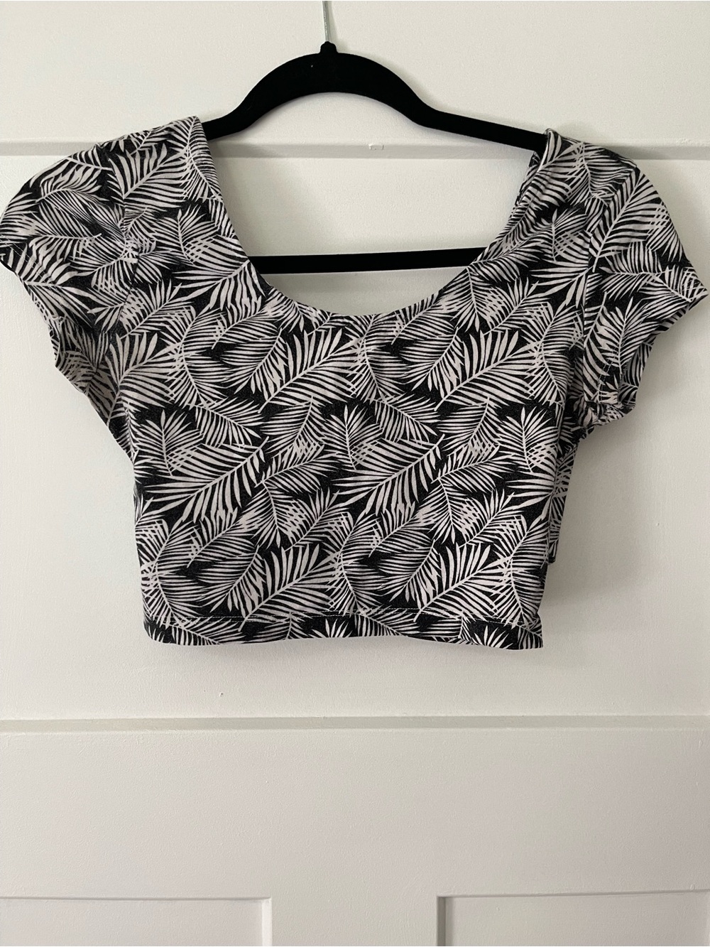 Charlotte Russe Black and White Leaf-Print Crop Top